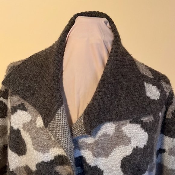 Christian Siriano open front long camo cardigan with pockets fits sz 16 - Picture 3 of 7